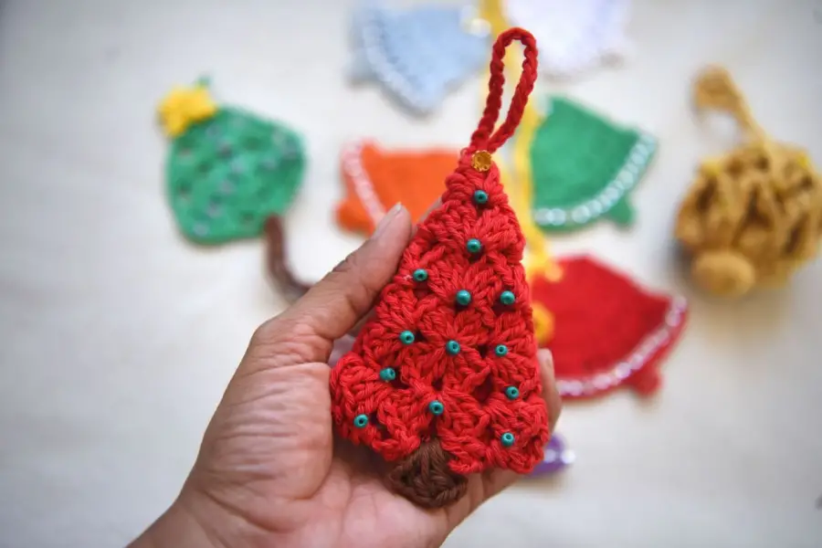 CON PACIENCIA. Las decoraciones sirven para el arbolito o la mesa.