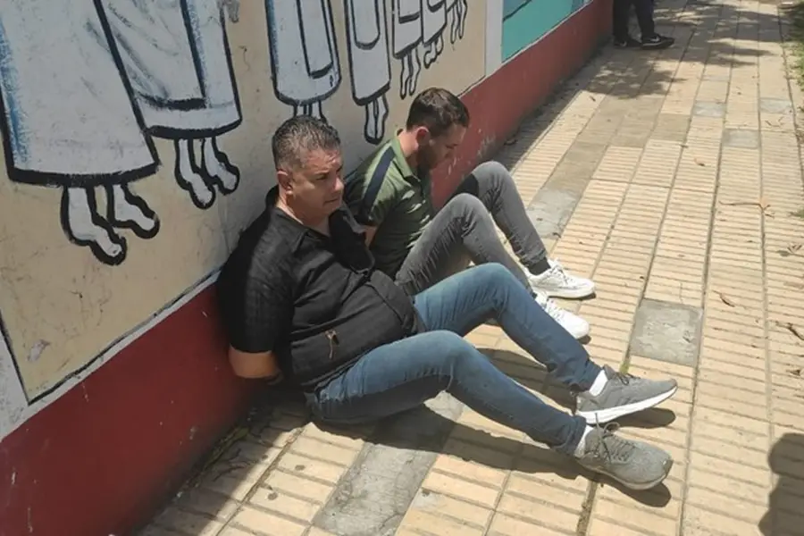 EN PROBLEMAS. Los choferes Sergio Da Silveira y Juan Cervín también quedaron detenidos durante el operativo.