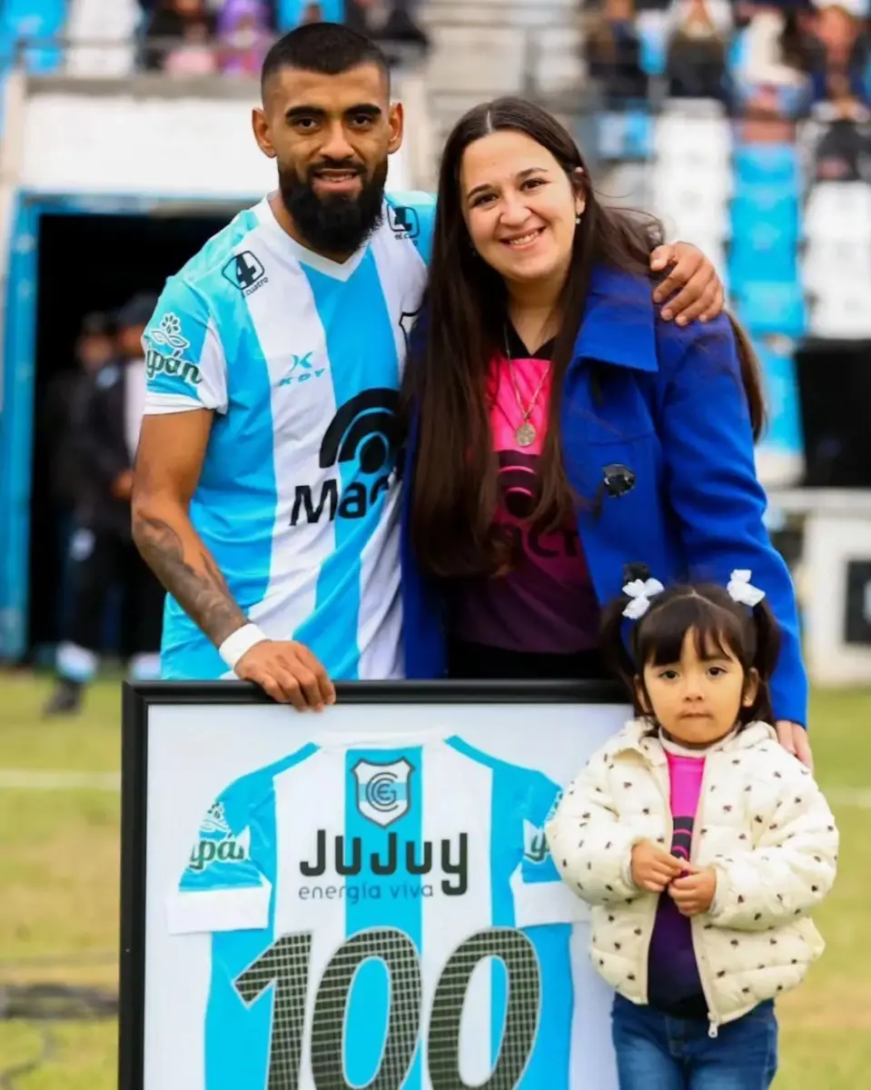 EN FAMILIA. Juárez se volvió un jugador muy querido por el hincha de Gimnasia de Jujuy.