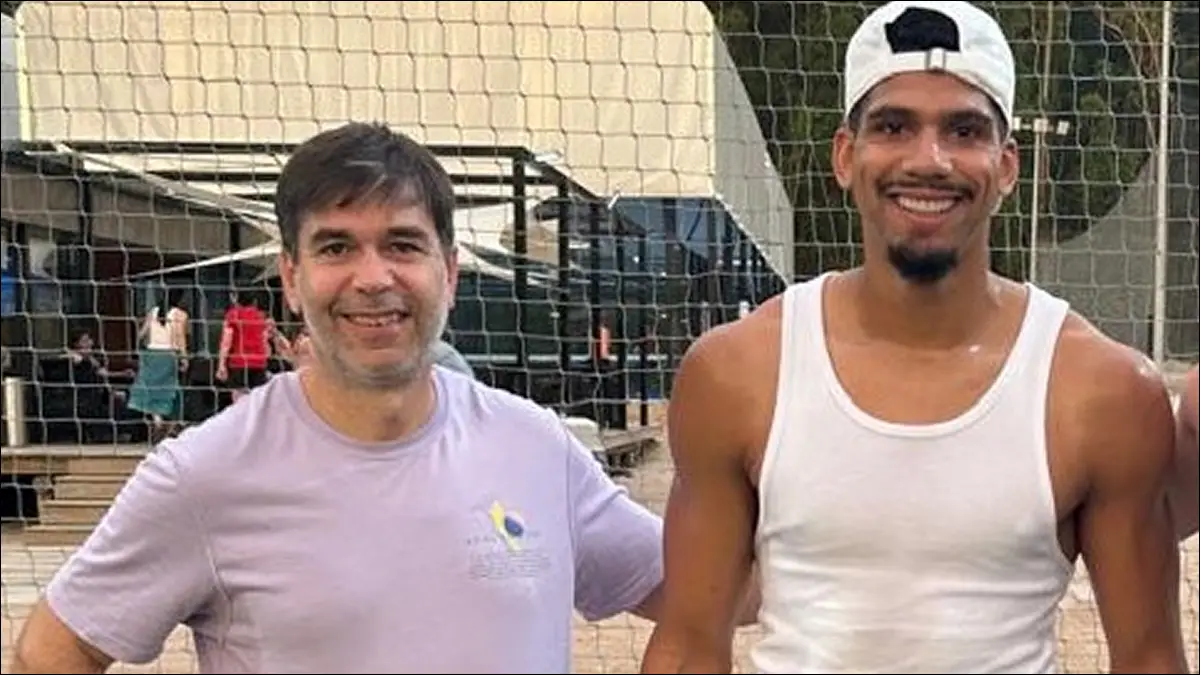 ENCUENTRO. En Punta del Este, Araujo comparte un momento distendido durante sus días de descanso, en una escena que dio origen a esta crónica.