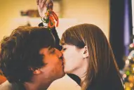 Navidad y muérdago: qué simboliza la tradición de besarse en Nochebuena