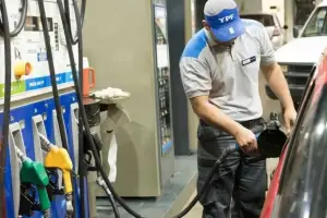 La recomendación del CEO de YPF: “Si tenés que cargar nafta mañana, cargá hoy”