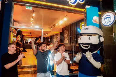 Una cuadra de fila, una locura: así inauguró Ruddy’s su nueva sucursal en 25 de Mayo 515