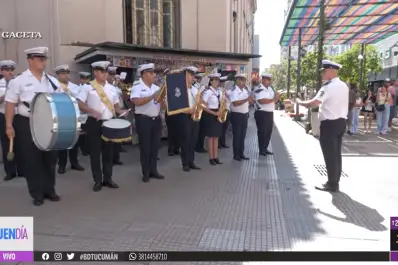 Villancicos, folclore y cercanía: la Policía sorprendió con un show navideño en plena peatonal