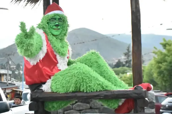 No solo Papá Noel: el Grinch recorrió Tafí del Valle y repartió sonrisas en la previa de Navidad