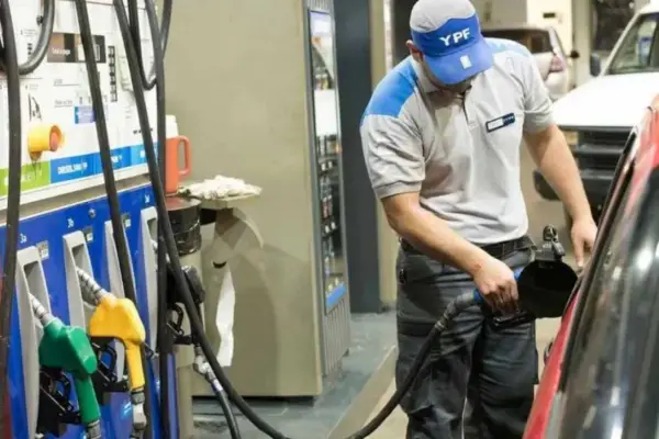 Enero arranca con aumentos: el Gobierno oficializó la suba de impuestos a los combustibles