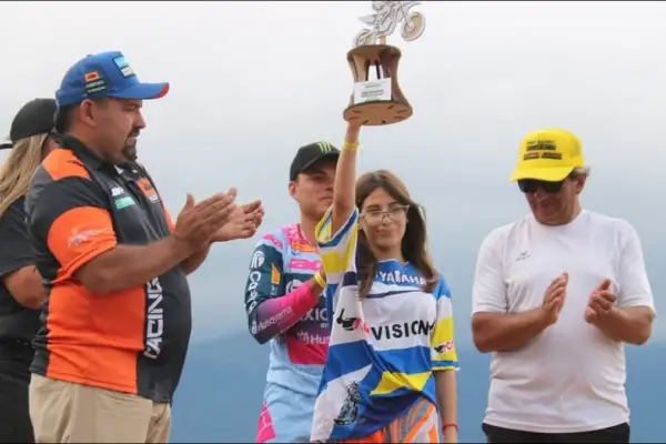 Con solo 14 años, una tucumana desafía al motocross y ya marca historia entre los mejores del NOA