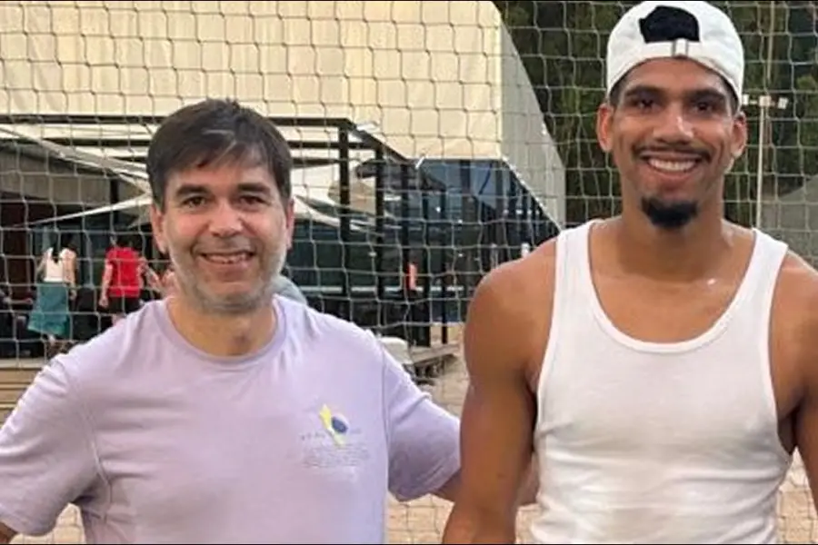 ENCUENTRO. En Punta del Este, Araujo comparte un momento distendido durante sus días de descanso, en una escena que dio origen a esta crónica.