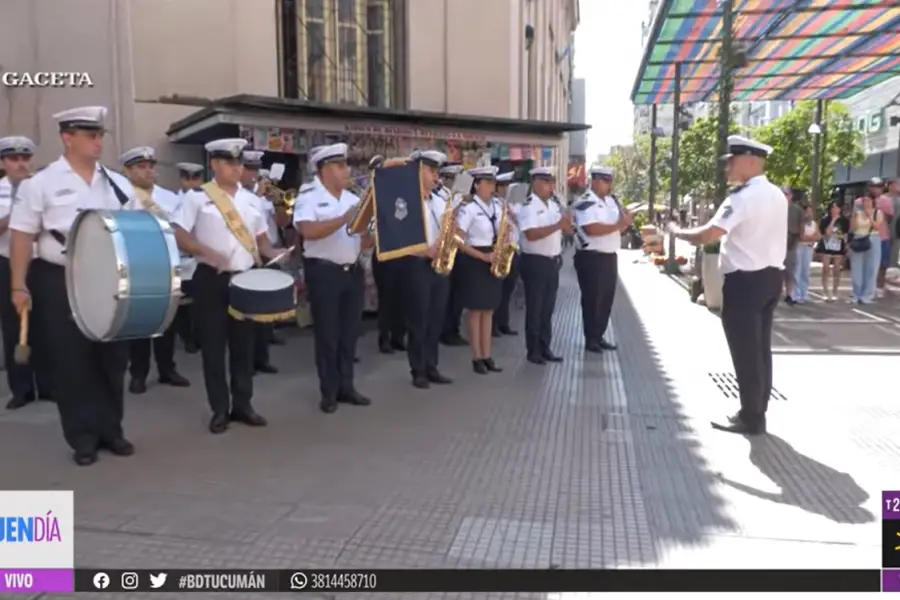 Villancicos, folclore y cercanía: la Policía sorprendió con un show navideño en plena peatonal