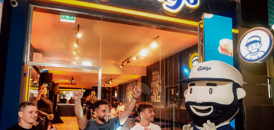 Una cuadra de fila, una locura: así inauguró Ruddy’s su nueva sucursal en 25 de Mayo 515
