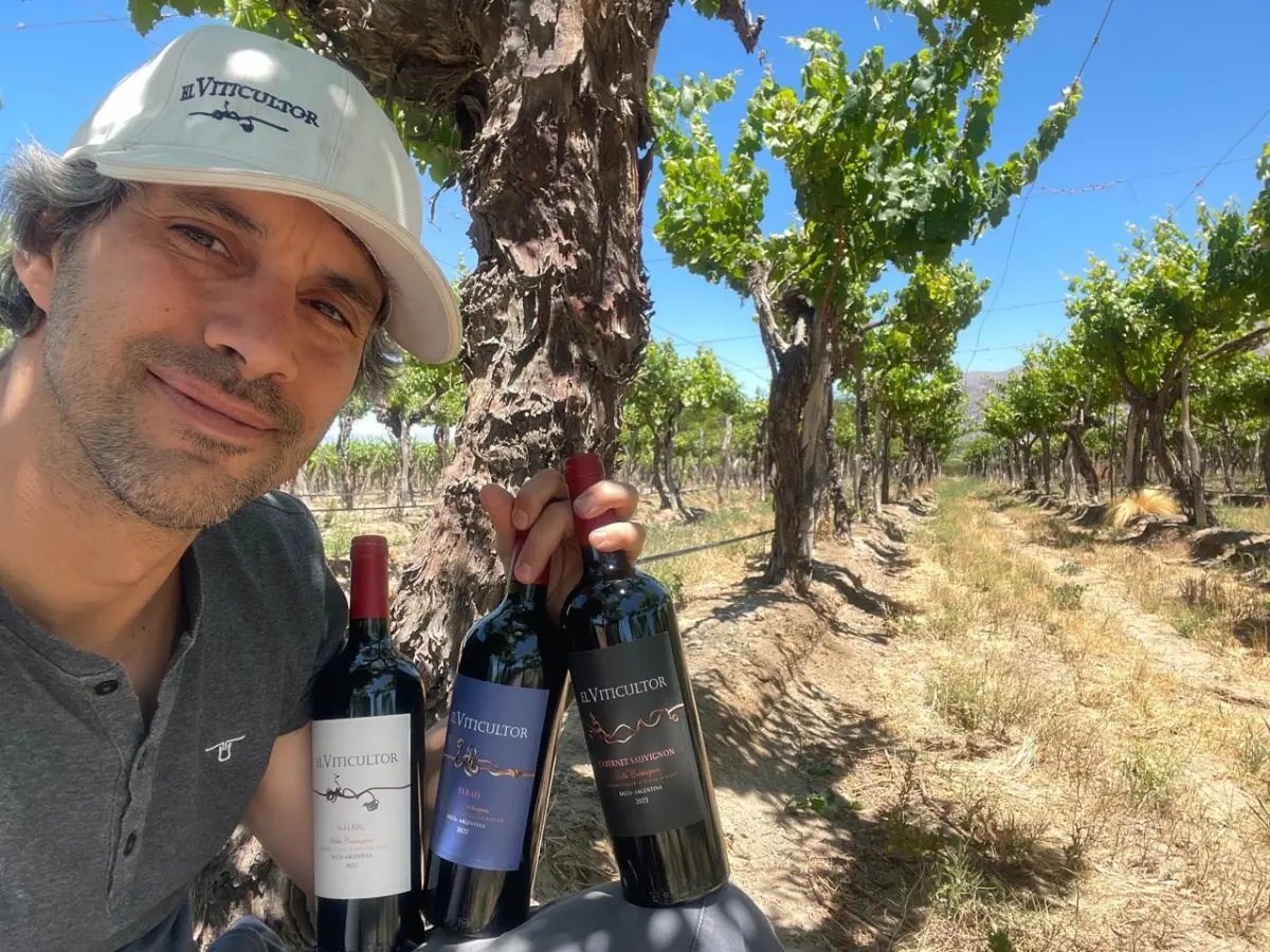 PROYECTO PERSONAL. El mendocino muestra las botellas de El Viticultor. 