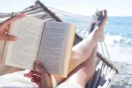 Qué leer en la playa: 10 libros que pueden conectarnos con la búsqueda -a veces infructuosa- de la felicidad