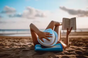 Qué leer en la playa: 10 libros que pueden conectarnos con la búsqueda -a veces infructuosa- de la felicidad
