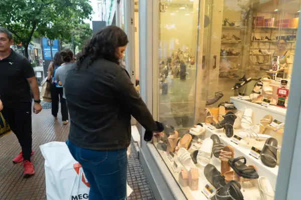 Leve suba de las ventas minoristas por Navidad, con consumo austero y fuerte uso del crédito