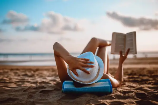 Qué leer en la playa: 10 libros que pueden conectarnos con la búsqueda -a veces infructuosa- de la felicidad