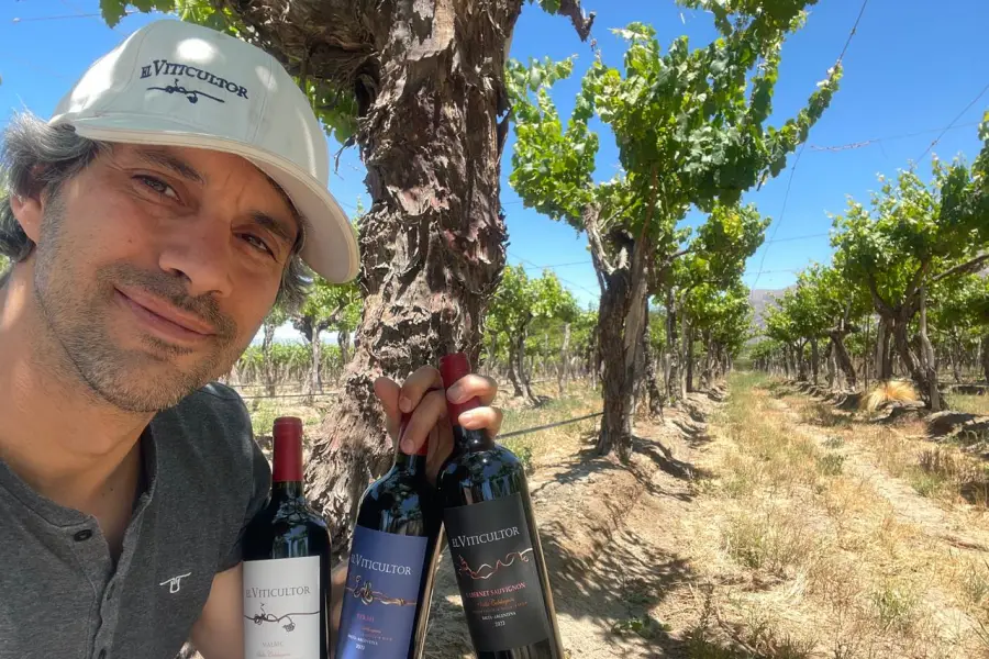 PROYECTO PERSONAL. El mendocino muestra las botellas de El Viticultor. 