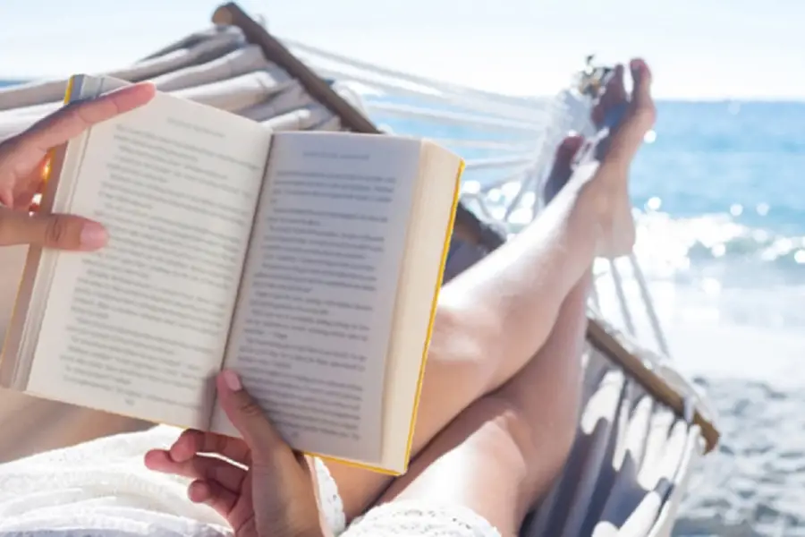 Qué leer en la playa: 10 libros que pueden conectarnos con la búsqueda -a veces infructuosa- de la felicidad