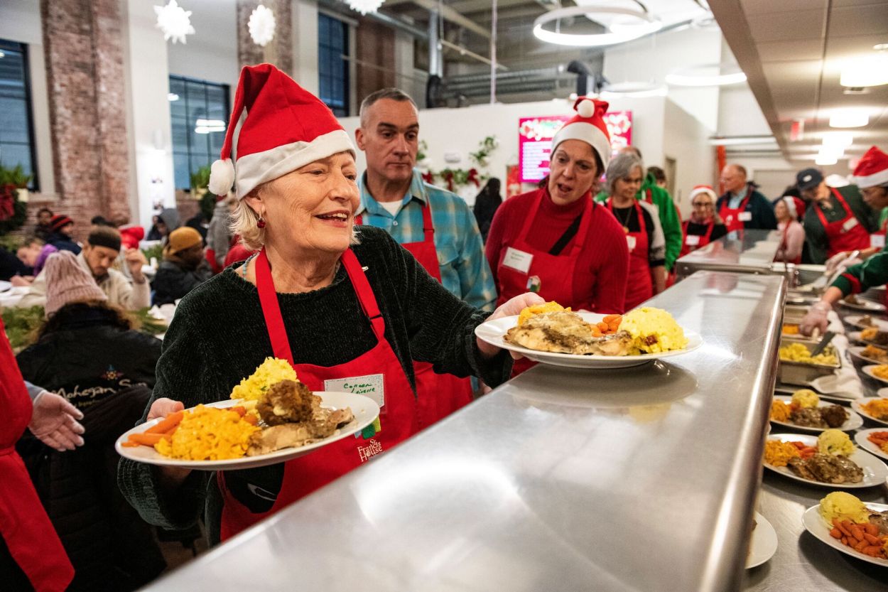 BOSTON. Voluntarios sirven la cena navideña en un centro de día para personas sin techo.