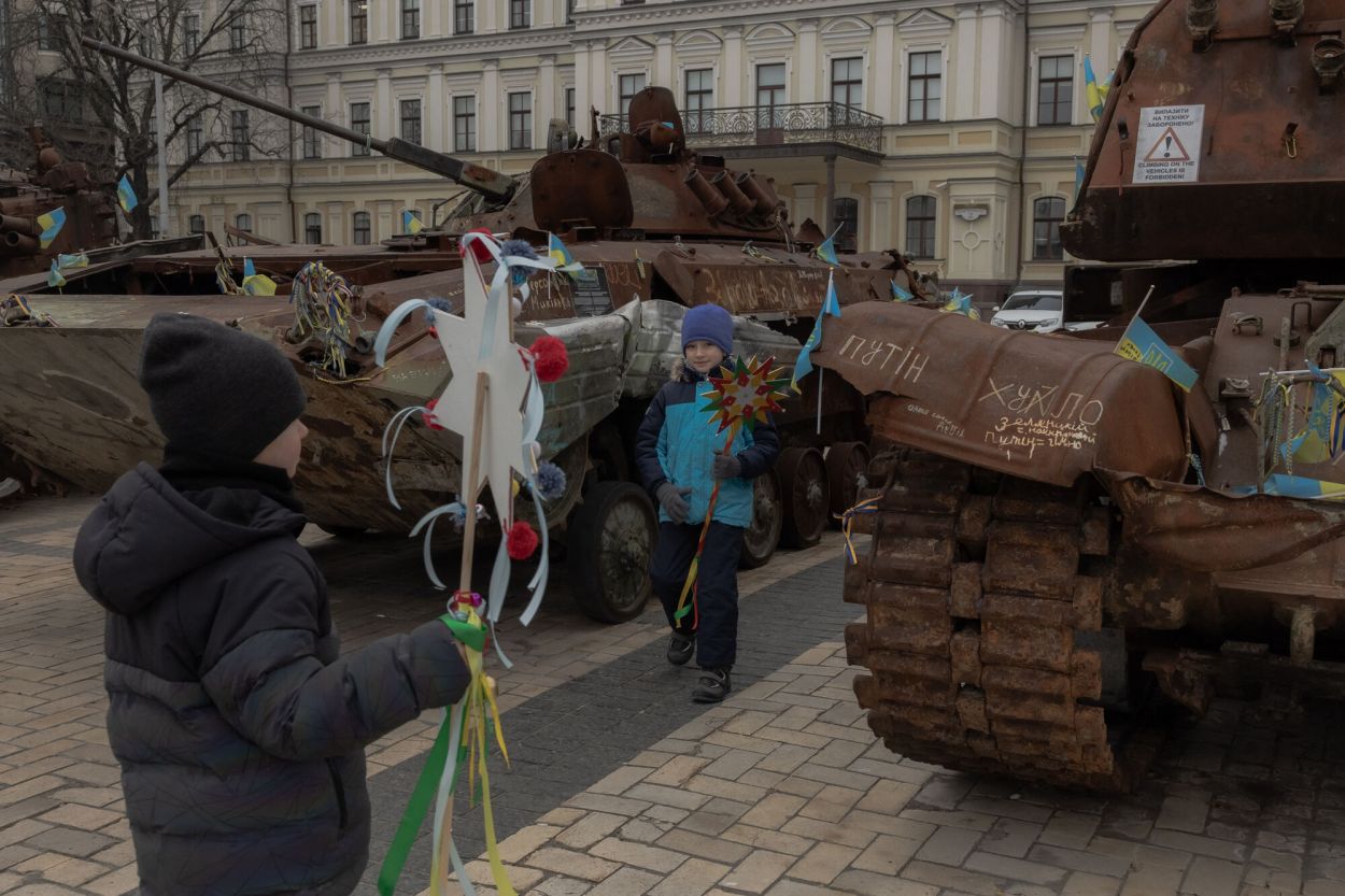 UCRANIA. En medio de la guerra, los niños de Kiev se pasean con coloridas estrellas de Belén.