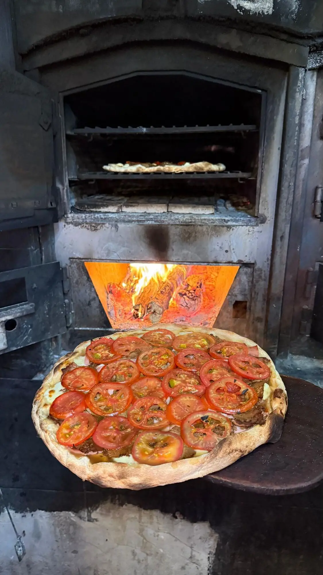 SIRACUSA: EN EL SUR. La romana crocante se hace en Aguilares y se cocina con leñas de árboles de olivo, algarrobo y mora, típicos de la provincia.
