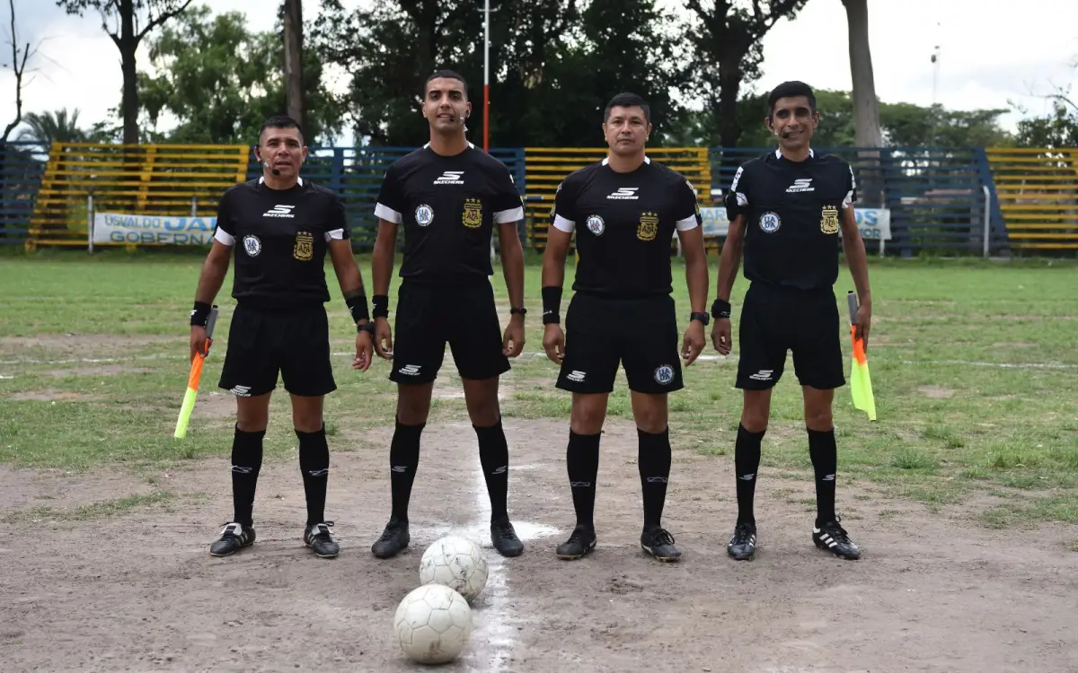 Los encargados del arbitraje del polémico encuentro.