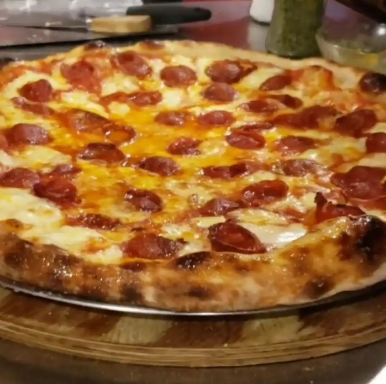 QUIERO PIZZA: XXL. La pizza neoyorquina se destaca por su sabor ligeramente picante y por su gran tamaño. No cabe en una caja convencional.