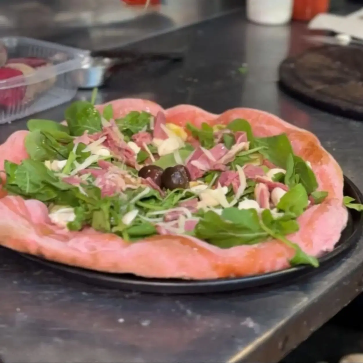 SIRACUSA: EN ROSADO. La “Rosa di Mamma” se elaboró como especialidad para el Día de la Madre con masa de remolacha y agregados frescos.