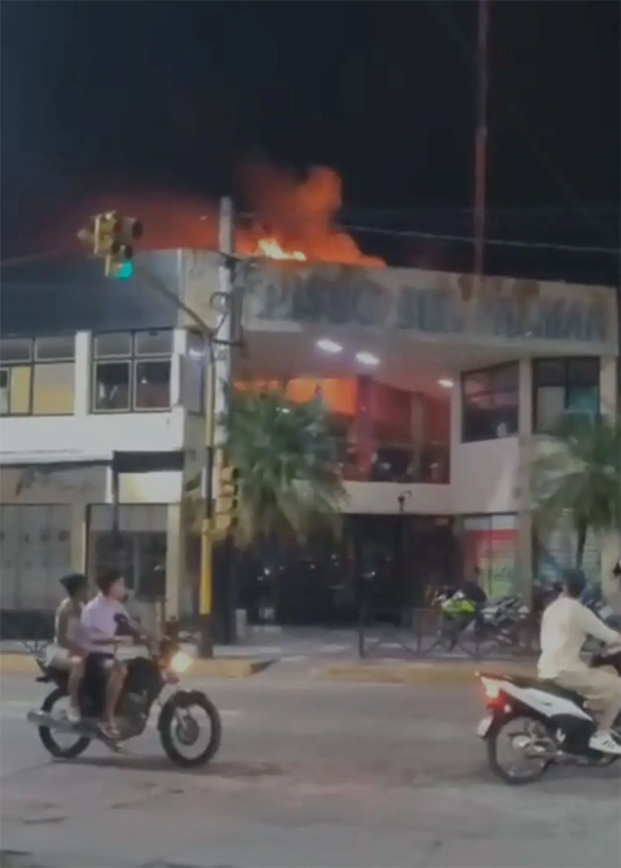 ALARMA. La gente estaba en pleno festejo cuando ocurrió el siniestro.