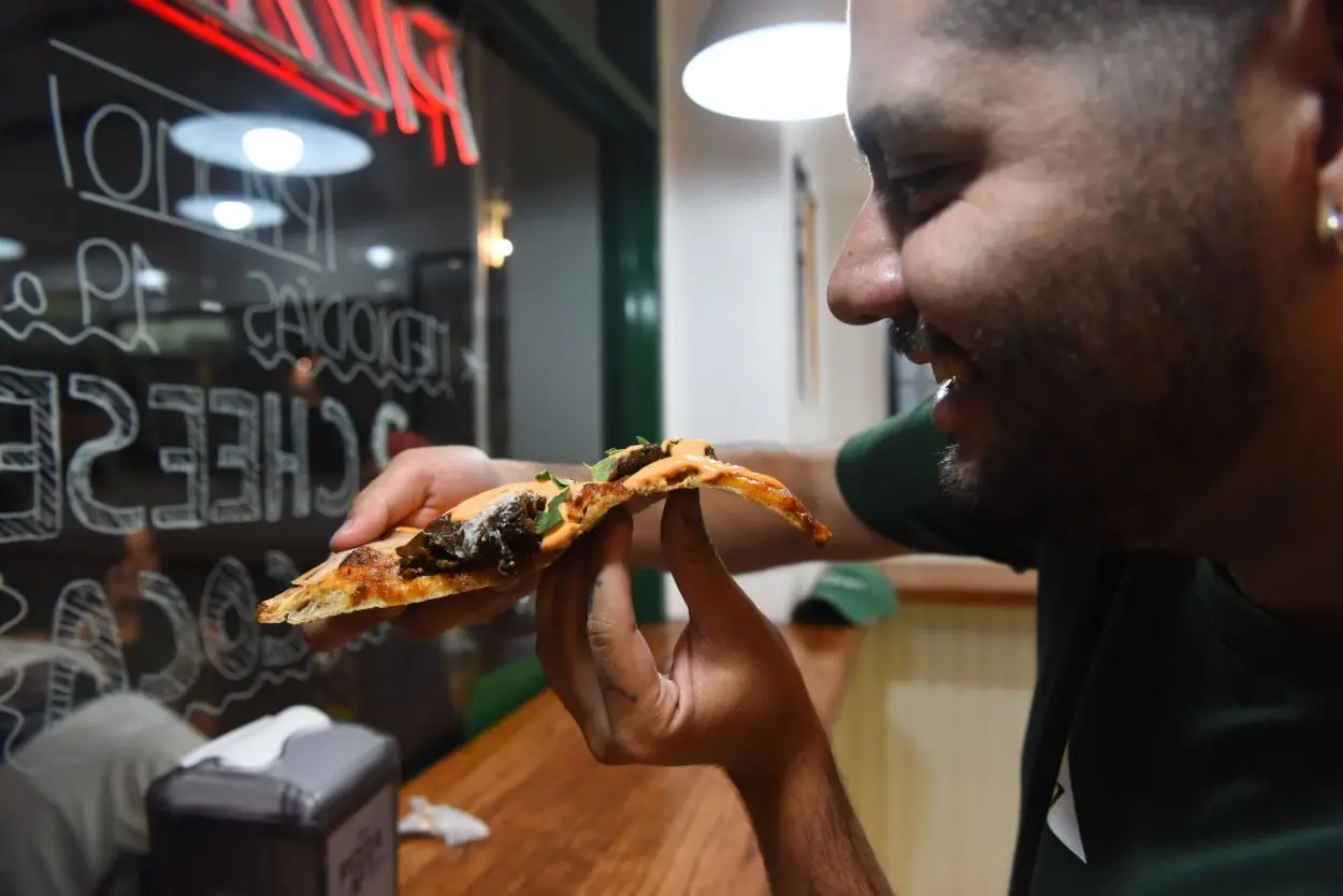 PIZZA N° 1: URBANA. Se come individualmente y por porción. Se disfruta con las manos, rápida y sin vueltas. Surgió luego de una crisis económica.