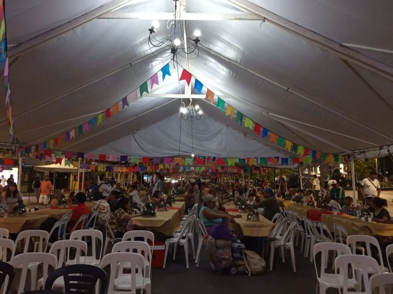 La plaza Independencia vivió una Nochebuena de puro amor gracias a decenas de voluntarios
