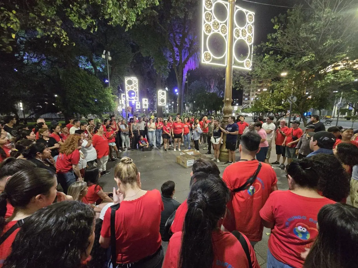 La plaza Independencia vivió una Nochebuena de puro amor gracias a decenas de voluntarios
