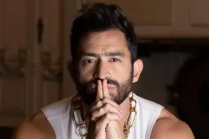 El “Tucu” López de fiesta: estuvo a los besos con una chica, pero se fue con otra