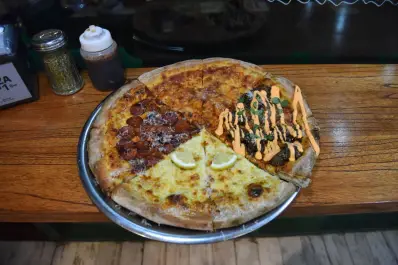 Pizza en Tucumán: de las porciones del Mercado del Norte al auge de los hornos napolitanos, los sabores ahumados y las propuestas callejeras