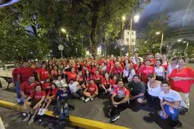 La plaza Independencia vivió una Nochebuena de puro amor gracias a decenas de voluntarios