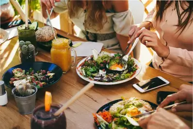 Si vas a un restaurante nunca pidas esto: la alerta de los expertos en seguridad alimentaria