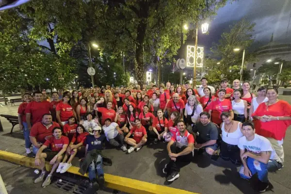 La plaza Independencia vivió una Nochebuena de puro amor gracias a decenas de voluntarios