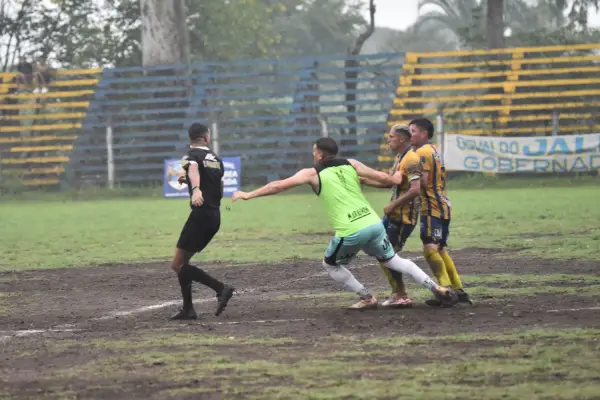 Dos jugadores de San Pablo fueron suspendidos por un año tras graves incidentes contra el árbitro