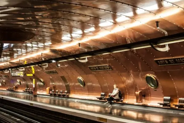 Un hombre acuchilló a tres mujeres en el subte de París y fue detenido tras una intensa búsqueda