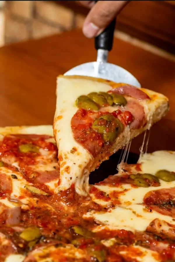 LEGUI: LA TRADICIONAL. Masa alta, salsa generosa y mozzarella abundante. Elegida por las familias tucumanas desde hace 60 años.