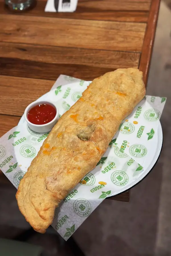 PREGO: CALLEJERA. La pizza frita revive una tradición nacida tras la Segunda Guerra Mundial. El relleno es suave, generoso y lleva ricota.