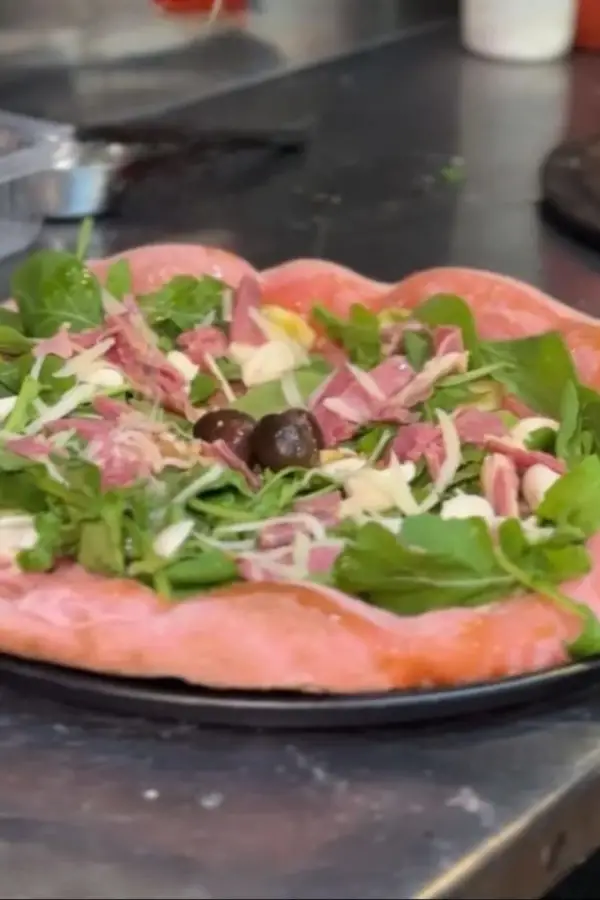 SIRACUSA: EN ROSADO. La “Rosa di Mamma” se elaboró como especialidad para el Día de la Madre con masa de remolacha y agregados frescos.