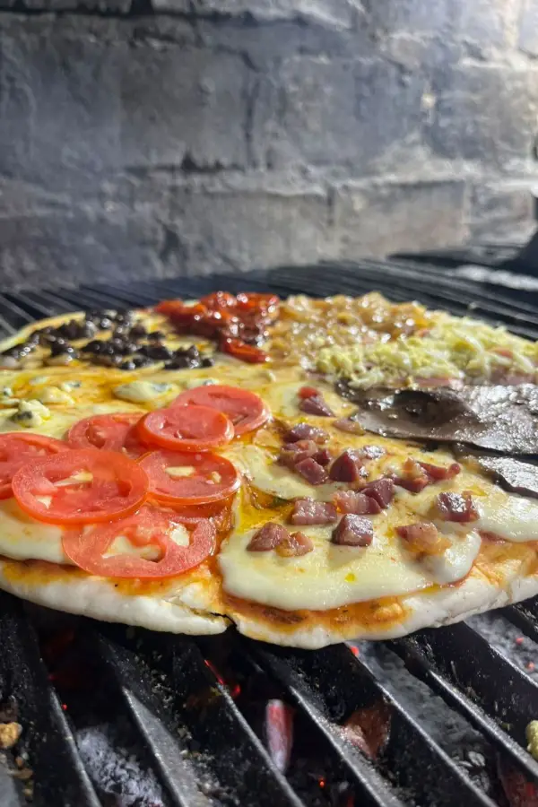 JACOCHII: EN LA PARRILLA. De ternera, tomates confitados, huevo y cebolla. Se cocina sobre brasas y con tapa para lograr sabor ahumado.