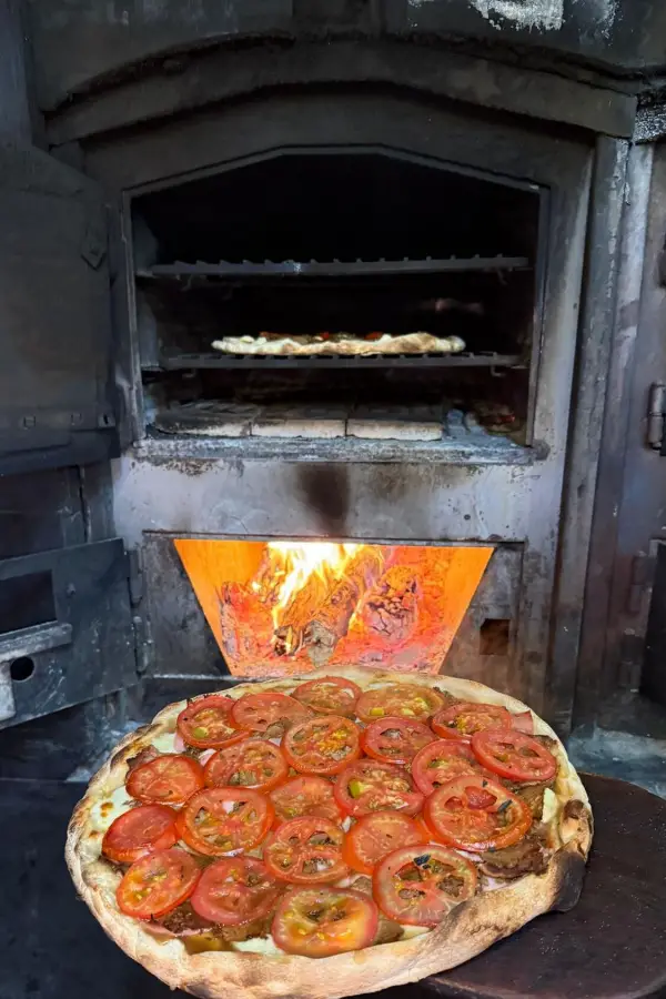 SIRACUSA: EN EL SUR. La romana crocante se hace en Aguilares y se cocina con leñas de árboles de olivo, algarrobo y mora, típicos de la provincia.