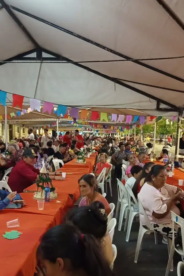 La plaza Independencia vivió una Nochebuena de puro amor gracias a decenas de voluntarios