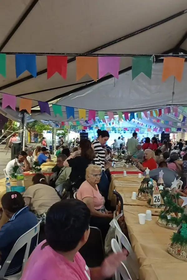 La plaza Independencia vivió una Nochebuena de puro amor gracias a decenas de voluntarios