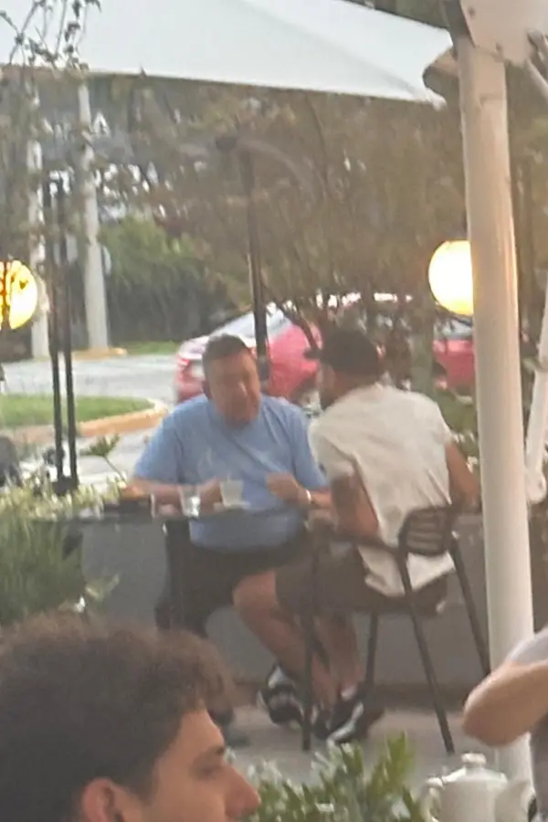 Reunión entre Díaz y Abbondándolo en una confitería.