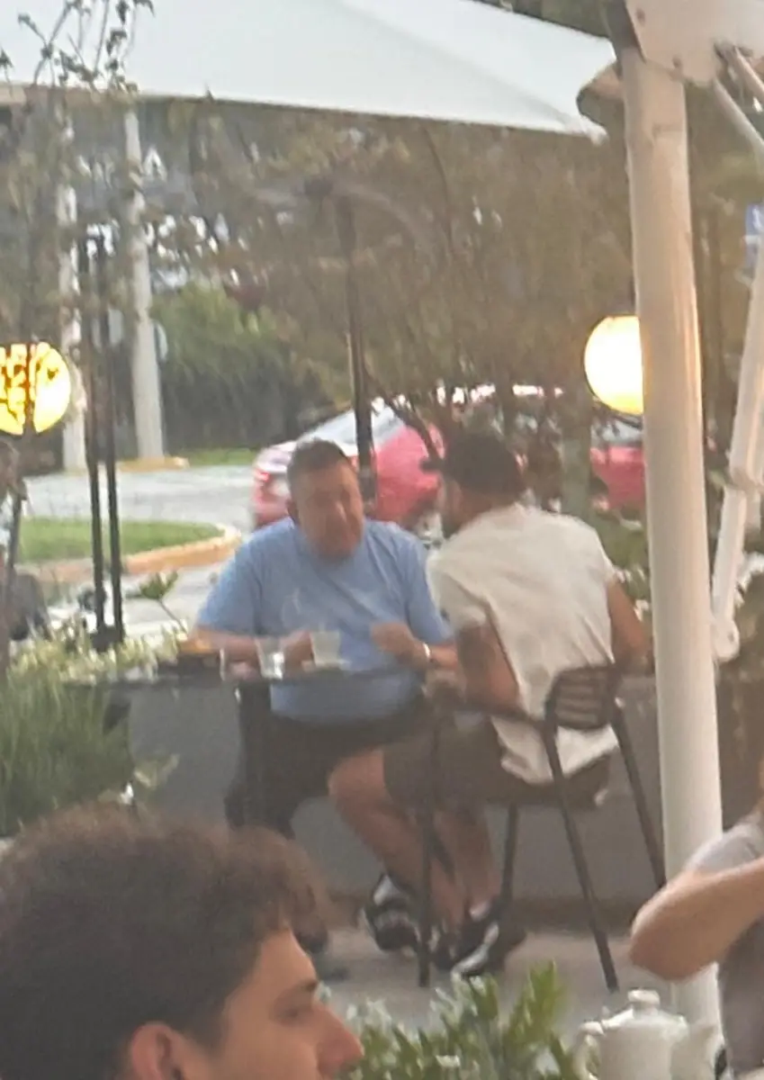 Reunión entre Díaz y Abbondándolo en una confitería.