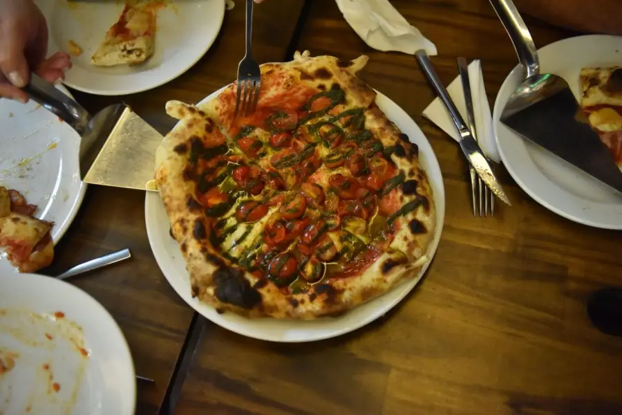 Pizza en Tucumán: de las porciones del Mercado del Norte al auge de los hornos napolitanos, los sabores ahumados y las propuestas callejeras