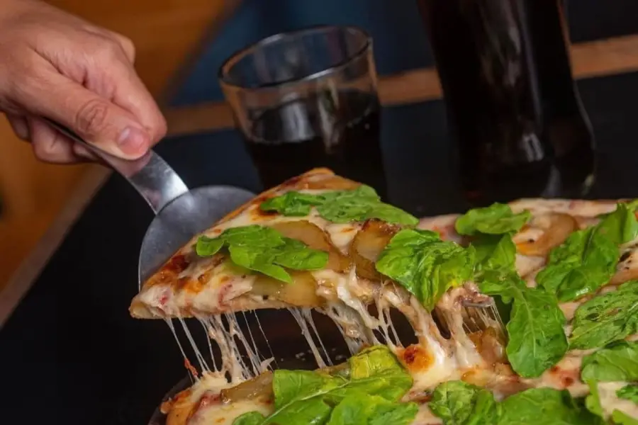 LA PIZZADA: DE AUTOR. Rúcula fresca, peras, roquefort y nueces crocantes sobre base de masa esponjosa. Reversión de las pizzas típicas del centro.