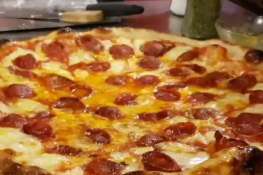 QUIERO PIZZA: XXL. La pizza neoyorquina se destaca por su sabor ligeramente picante y por su gran tamaño. No cabe en una caja convencional.